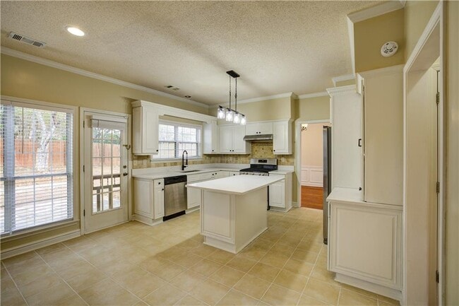 Building Photo - 1060 Lyndhurst Way