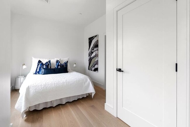 Building Photo - Parking Included + Amenities + 1.5 Month F...