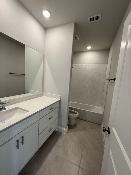 Building Photo - 1009 Tartane Dr