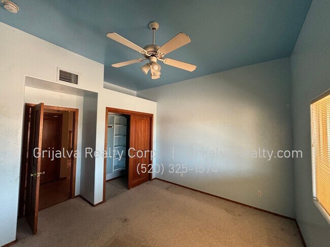 Building Photo - Huge Retreat Style Property for Rent in Central Tucson (Ft Lowell/Campbell)