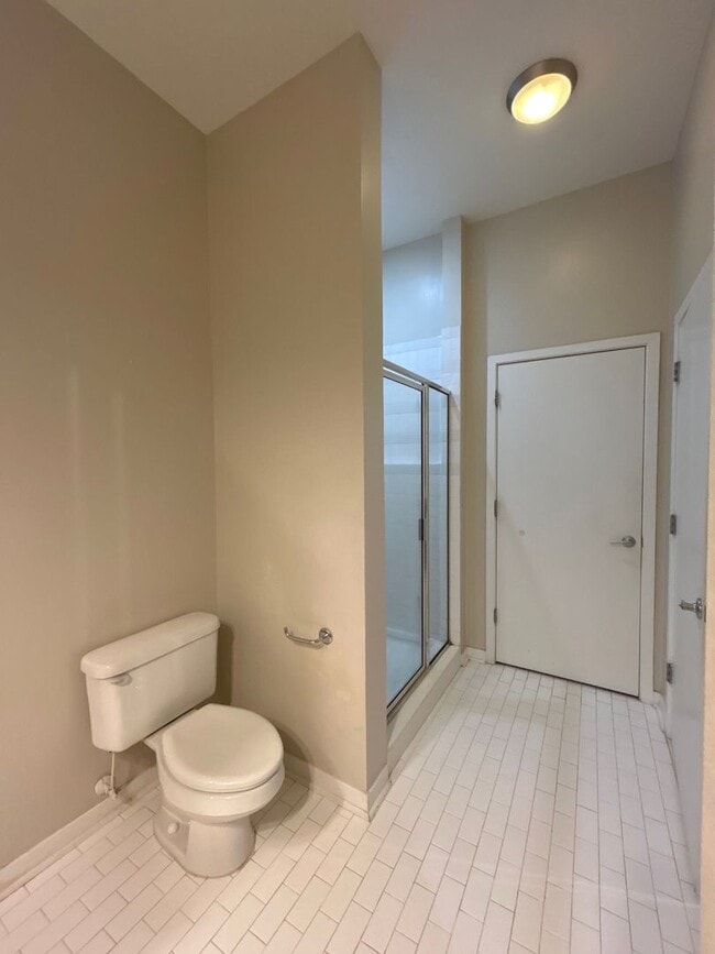 Building Photo - Live on the edge of Dilworth in Charlotte'...