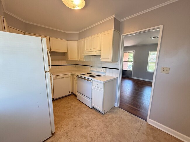 Building Photo - Near the University 2 bedroom Duplex With Private yard