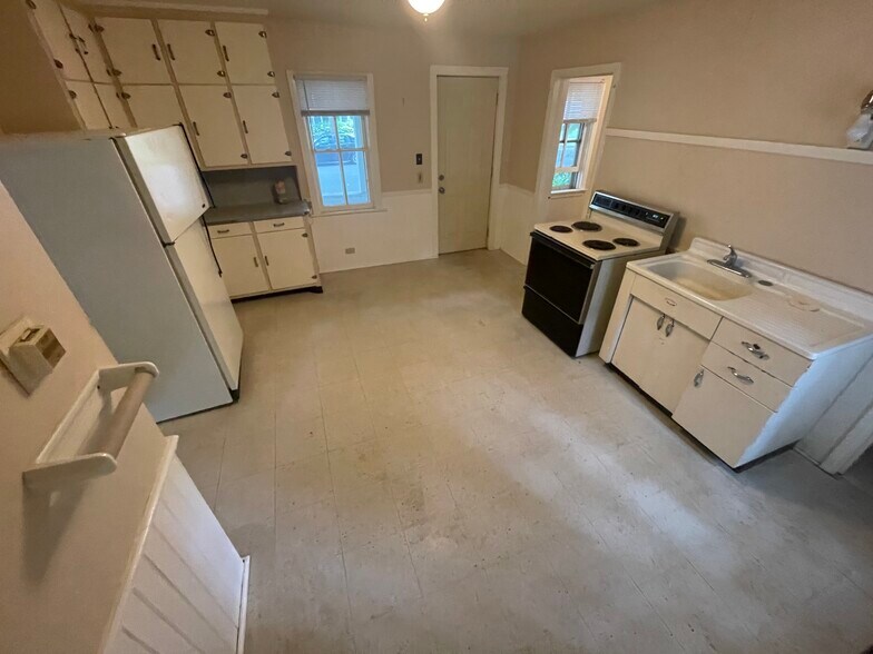 Building Photo - 120 N 4th Ave