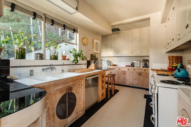 Building Photo - 1530 N Easterly Terrace