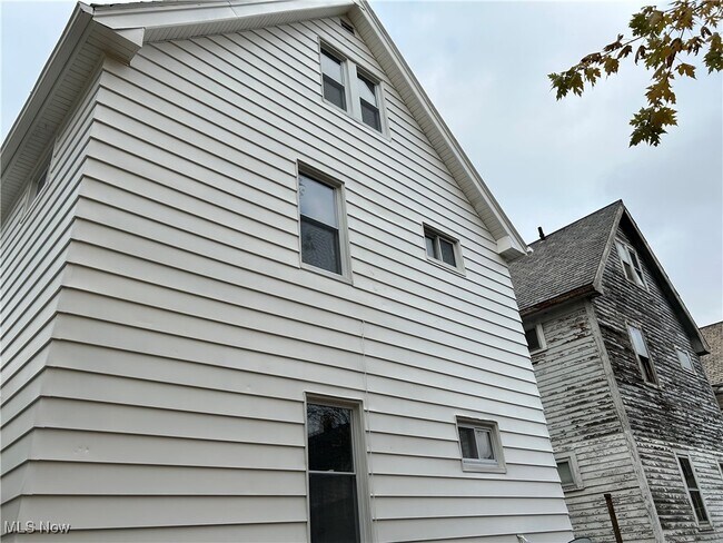 Building Photo - 15630 Holmes Ave