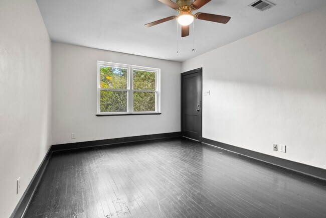 Building Photo - Renovated 2 bedroom, 1 bath Mid City condo!