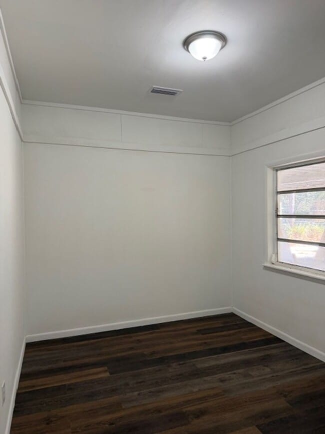 Building Photo - Newly renovated 3 bed 2 bath home in private area