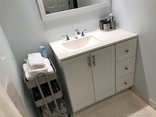 Building Photo - 1817 S Ocean Dr