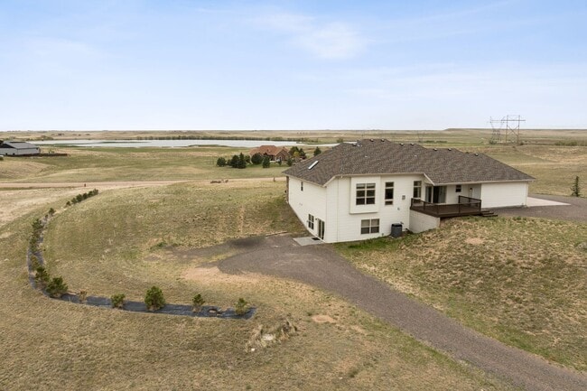 Building Photo - Executive 3-Bed Ranch Main Level - Private...