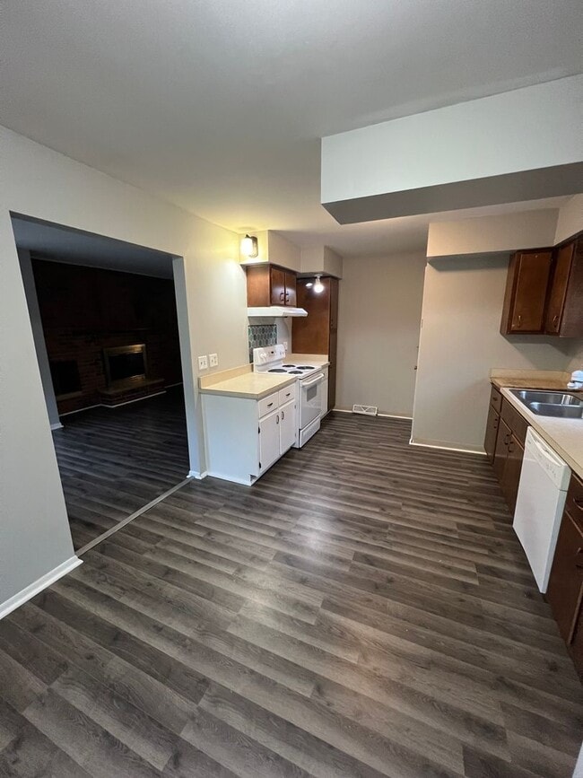 Building Photo - Beautiful 3 bedroom 1 bathroom Home (Section 8 Aproved)