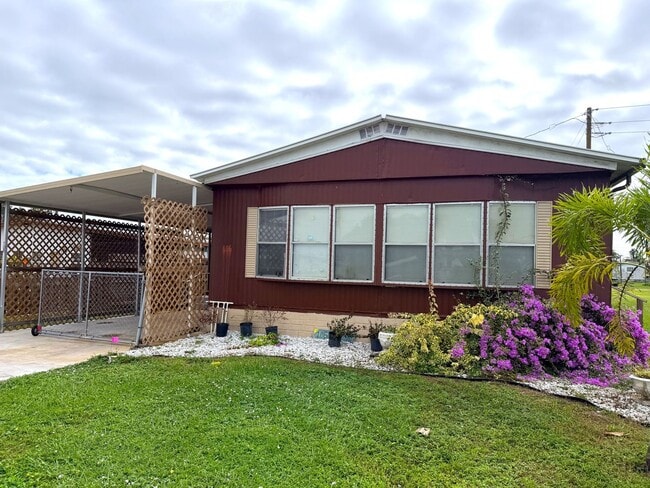 Primary Photo - OVERSIZED 2/2 IN QUIET NEIGHBORHOOD!