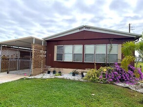 Building Photo - OVERSIZED 2/2 IN QUIET NEIGHBORHOOD!