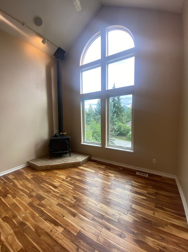 Building Photo - A gorgeous Eagle River home with views for...