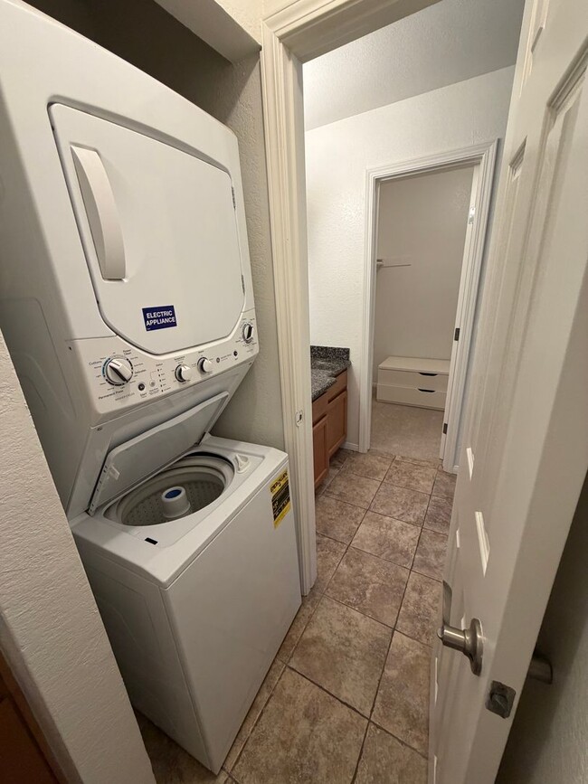 Building Photo - 2 Bedroom / 1 Bathroom | Upstairs Condo Available Now