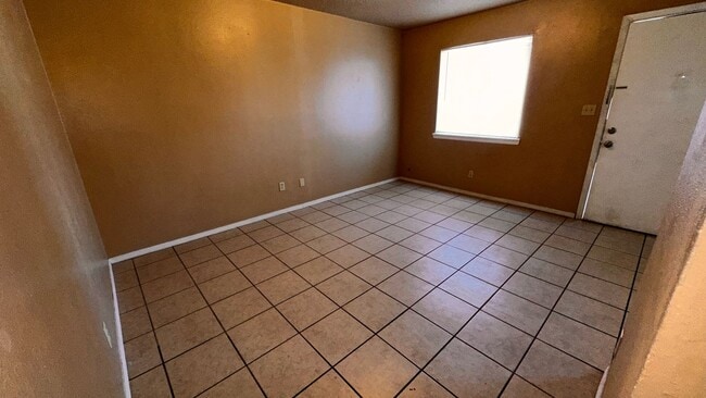 Building Photo - 1400 S Espina St