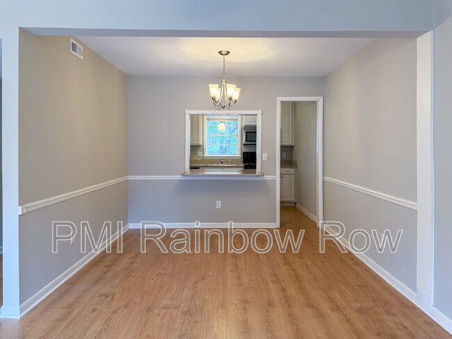 Building Photo - 425 Carriage Ln