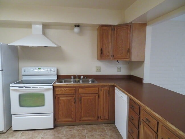 Building Photo - 2 Bedroom 2 Bath Townhouse Available for Rent