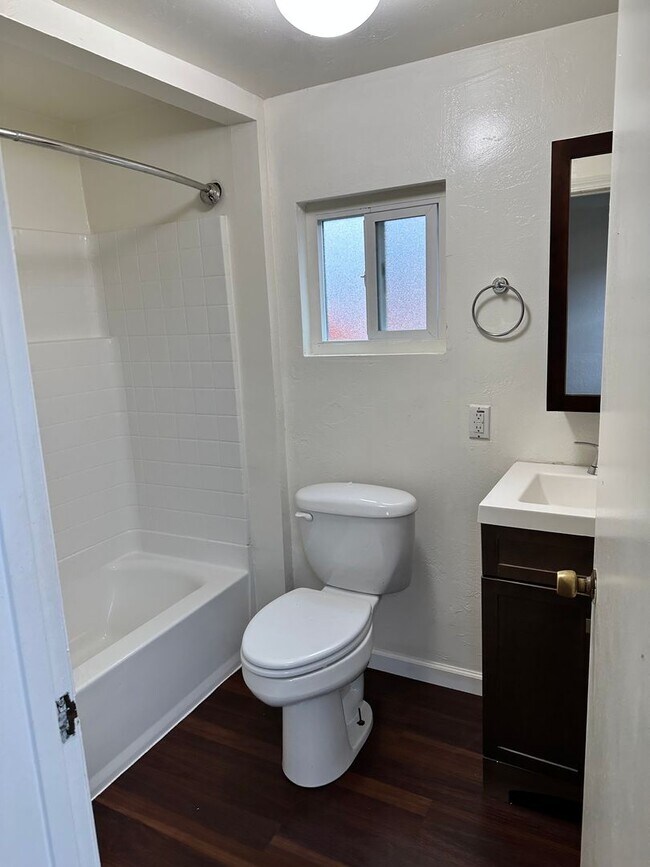 Building Photo - Light-Filled 2Bed, 2 Bath Traditional Home in Sunny Southeast Eureka $1950/mo