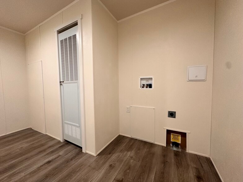 Building Photo - 8 Bing St N