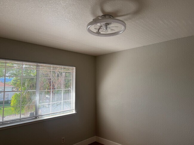 Building Photo - 2776 Woodmont Dr