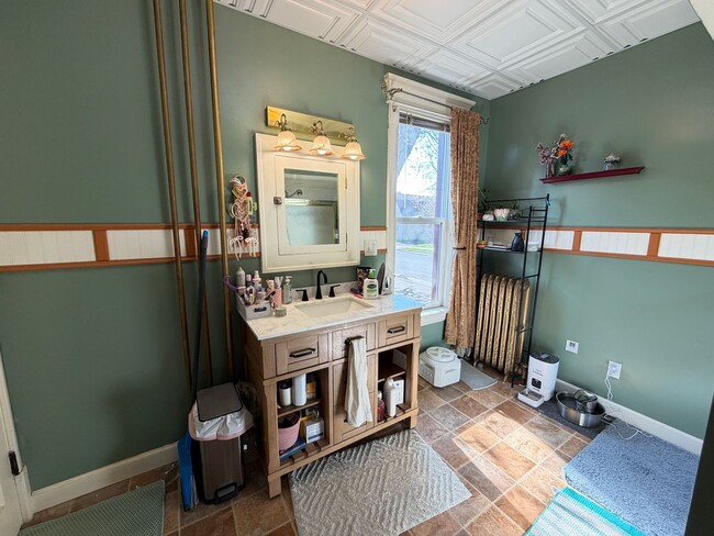 Building Photo - 1st Floor 2 Bedroom Apartment w/ Private Basement - Available July 1st