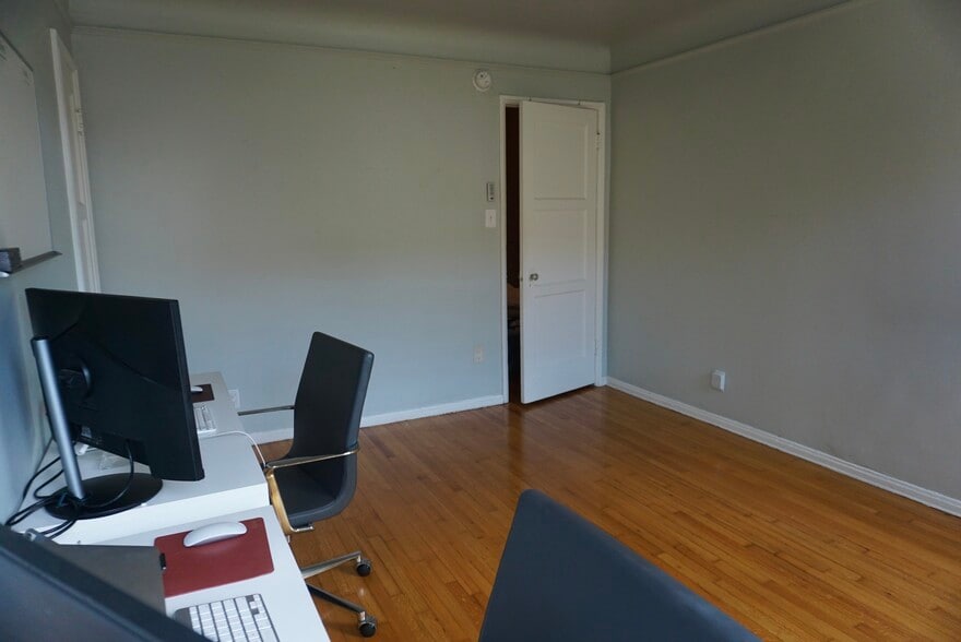 Building Photo - 1327 S Cloverdale Ave