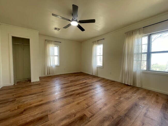 Building Photo - 209 W 2nd St