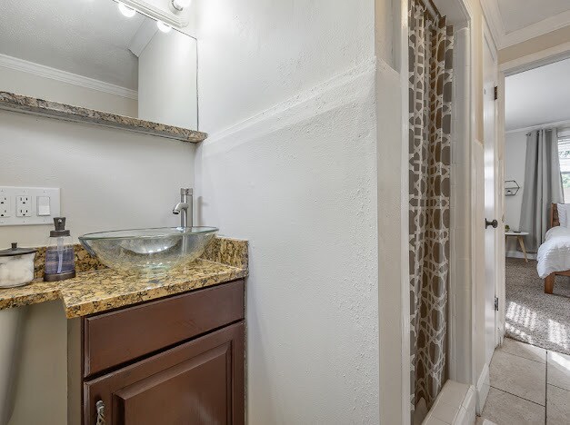 Master bathroom - 3905 N Highland Ave