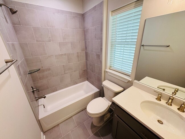 Building Photo - 3BR/3.5BA Townhome in The Crossing at Oxfo...