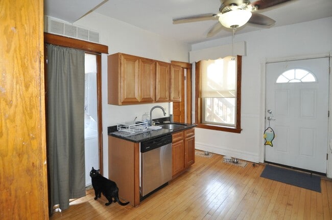 Building Photo - UK Village Updated 1 BED. Separate Living/Dining Rooms. Free Internet/DirecTV. Laundry. DECK. Yard.