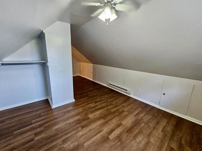 Building Photo - Second Floor 2 BED/1 BATH Apartment