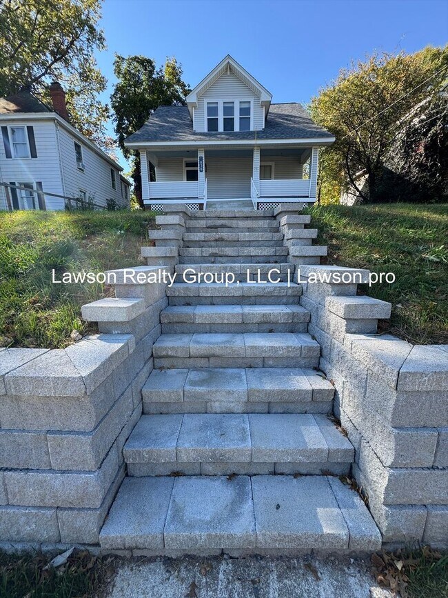 Building Photo - Three Bedroom Home - Walking Distance to G...