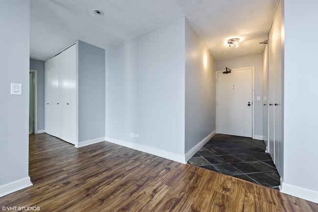 Building Photo - 1212 N La Salle Dr