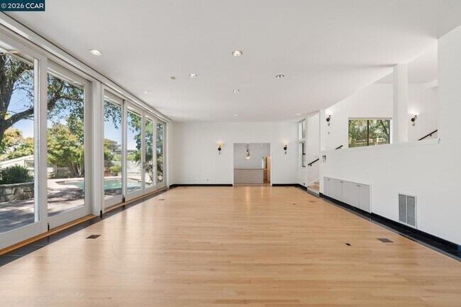 Building Photo - 660 La Casa Via