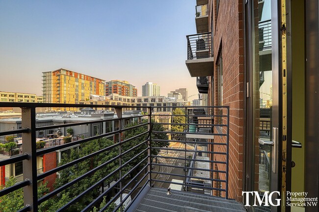 Building Photo - Gorgeous 1br/1.5ba condo + bonus room and ...