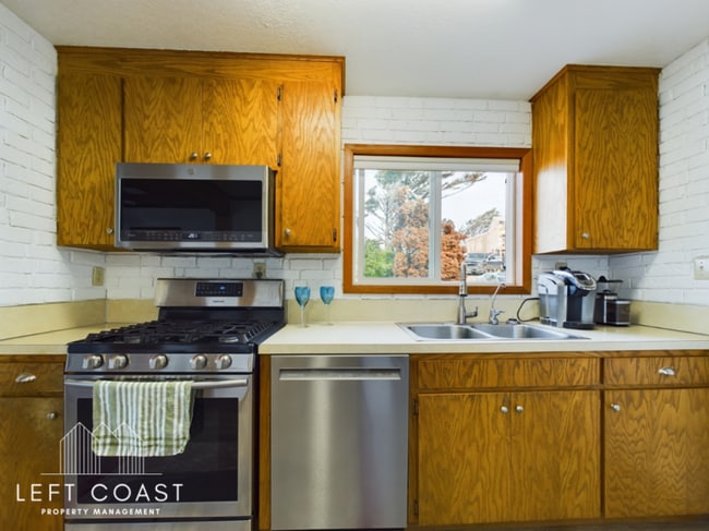 Building Photo - 1033 NW Inlet Ave