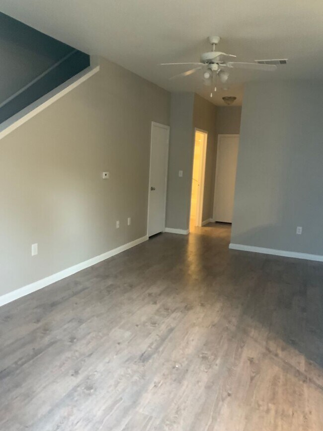 Building Photo - 1000 Diamond Dr