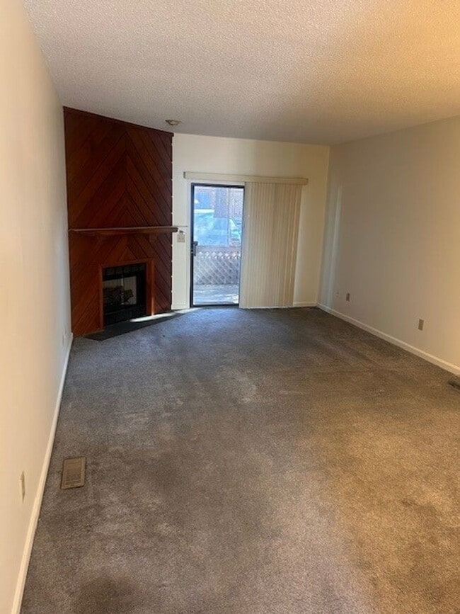 Building Photo - ****** HALF OFF FIRST FULL MONTH OF RENT!! ******