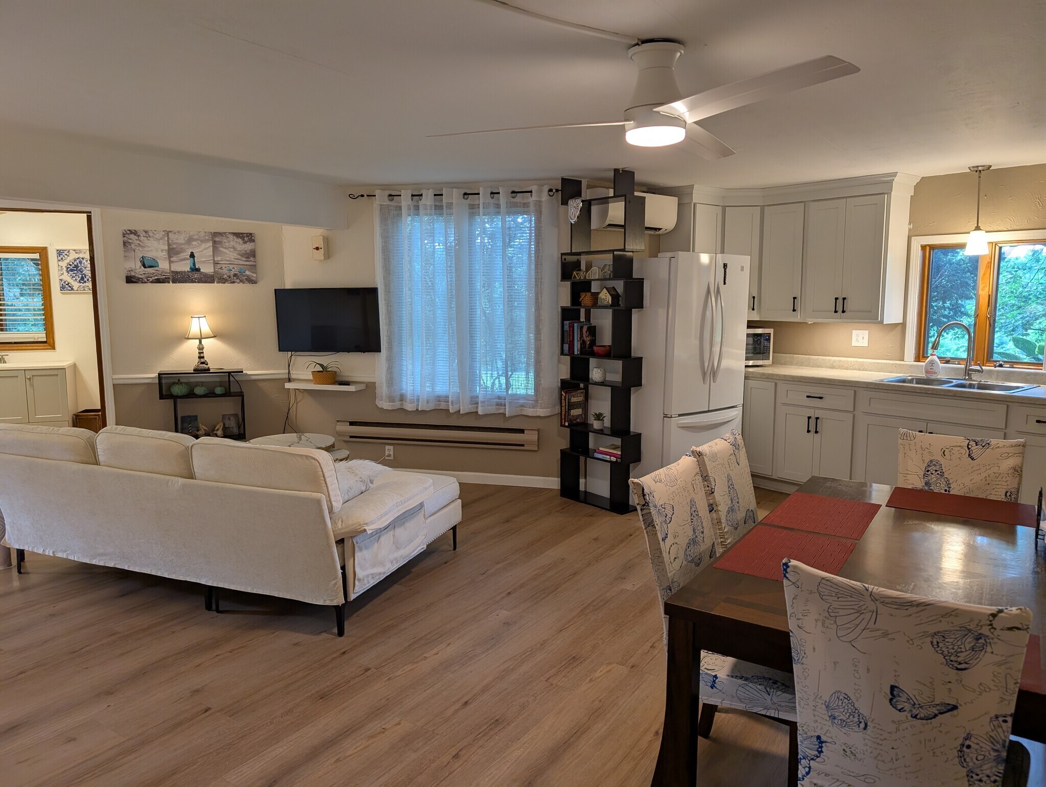 Living - 12067 Gearhart Rd