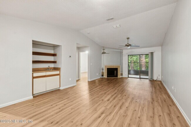 Building Photo - 85 Debarry Ave