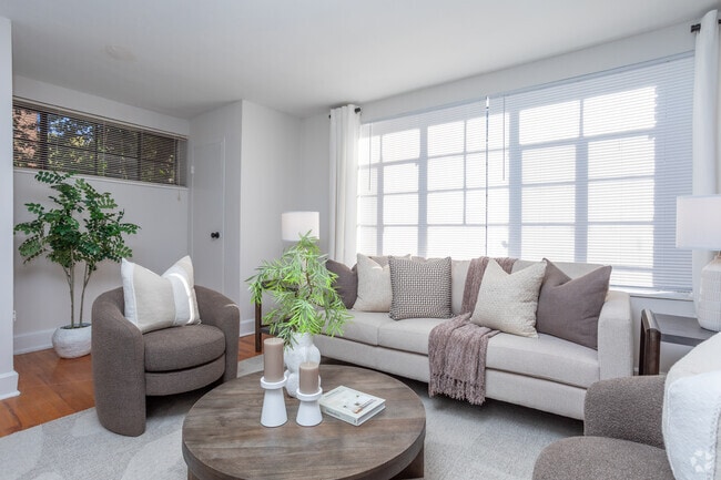 1BR, 1BA - 650SF - Living Area - The Shelton at Cameron Court