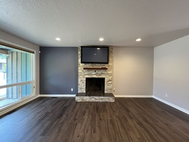Building Photo - Charming Single-Level 3 Bedroom Home with Spacious Fenced Backyard, Landscaping Included & Great ...