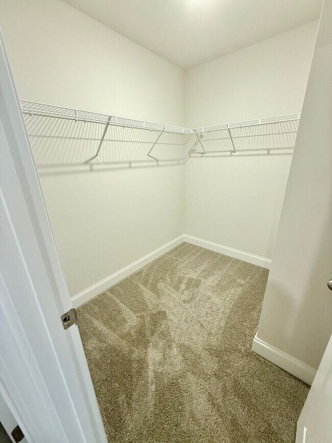 Building Photo - 3 Bed 2.5 Bath House with Garage in Hermitage $2500/mo