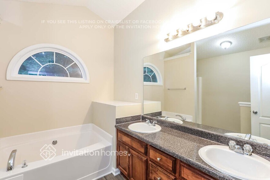 Building Photo - 303 Peachtree Cir