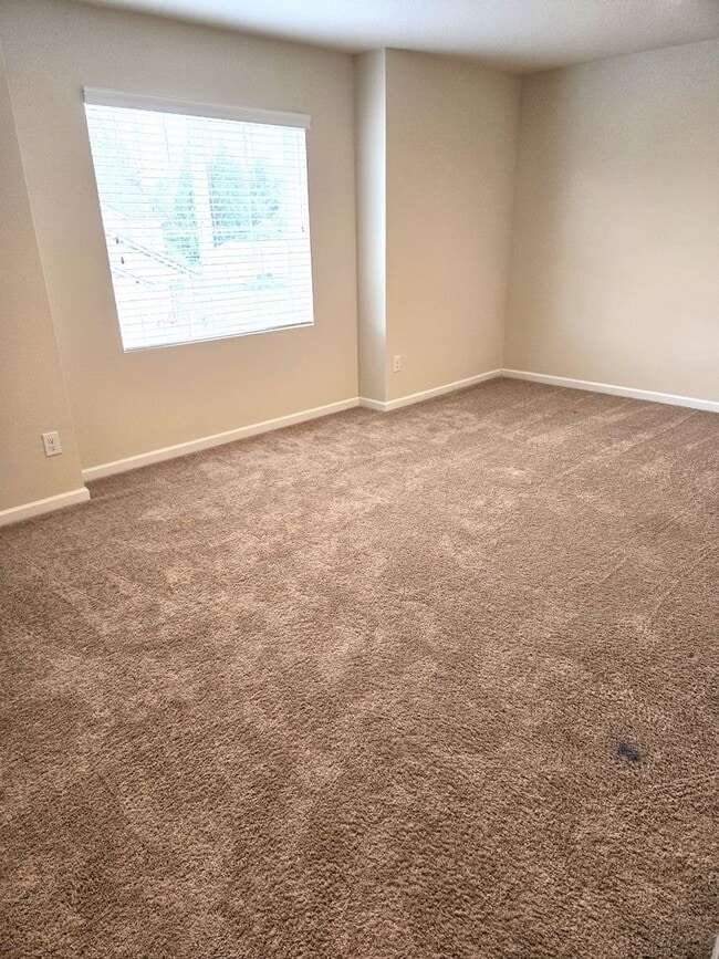 Building Photo - Excellent Location!  Like new built 2017 -...