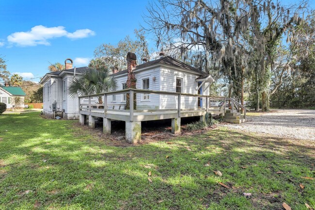 Building Photo - 3/1 historic Thunderbolt bungalow