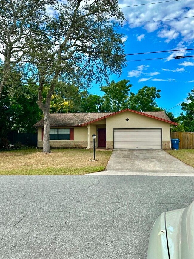 Primary Photo - 3 bedroom 2 bathroom house fully fenced in...