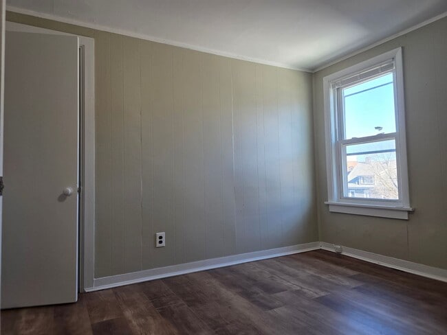 Building Photo - No Brokers Fee, In-Unit Laundry, Eat-in Kitchen, Large bedrooms, 3 Full Bathrooms