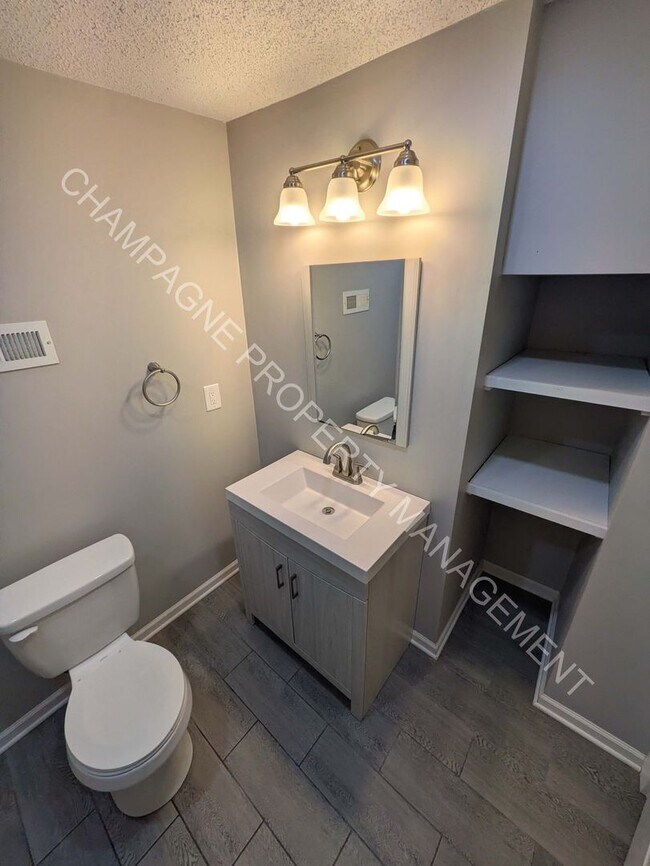 Building Photo - 3 Bedroom Home, conveniently located near UMKC!