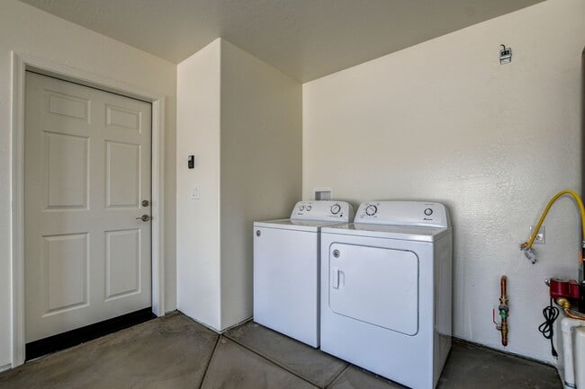 Building Photo - 7105 E Dodge Cir